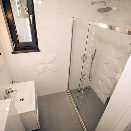 White Luna Apartman *